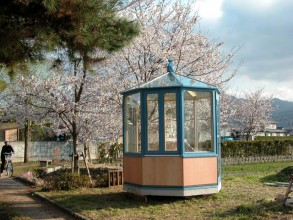 桜が満開の公園に独立型の悠Ｕサンルームを展示